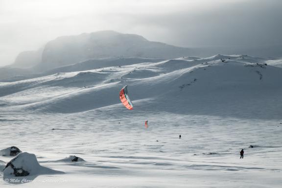 Snowkiteur redescendants du glacier Hardangerjokulen