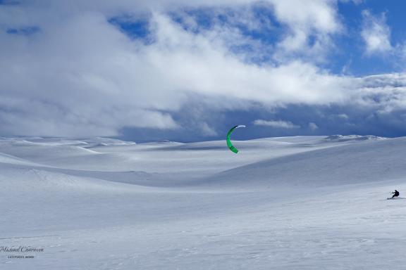 Snowkiteur avec une voile verte