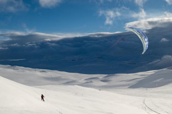 Snowkiteur en montagne sau soleil