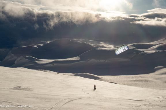 Snowkiteur sous le soleil à Finse