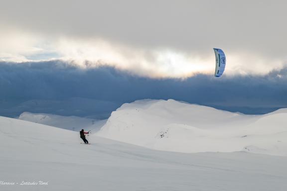 Snowkiteur sous voile à Finse