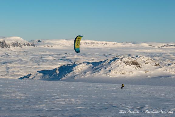 Snowkiteur avec une voile jaune à Finse