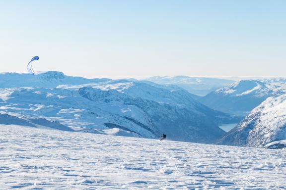 Snowkiteur sur le glacier à Finse