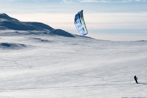Snowkiteur dans la poudreuse en Norvége