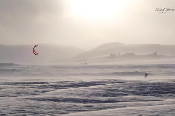 Snowkiteur dans le vent fort dans le Hardangervidda