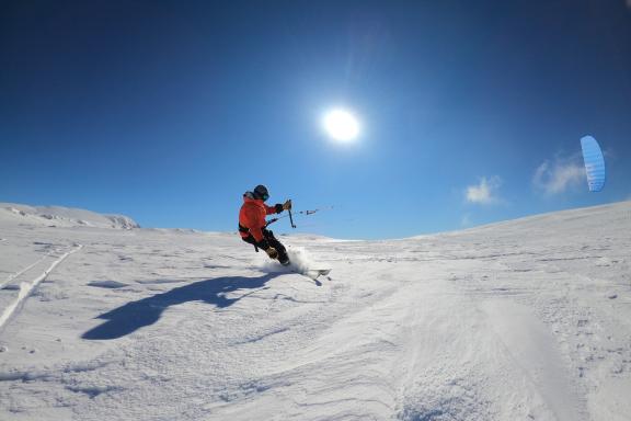 Snowkiter un jour de poudreuse en France