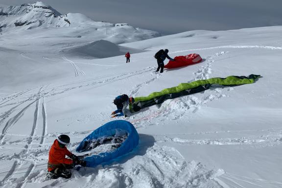 Kiteurs dépliant leurs voiles en France
