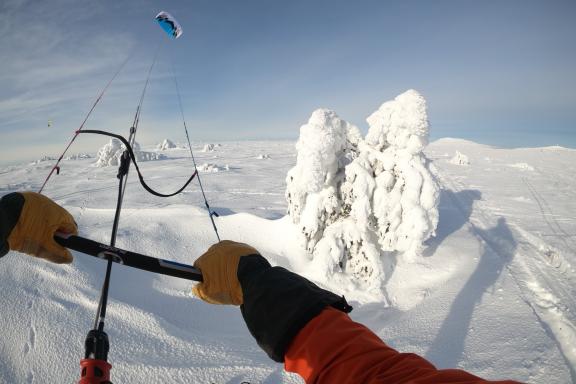 Kiteurs pilotant sa voile en France