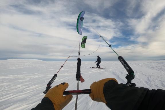 2 snowkiteurs en France
