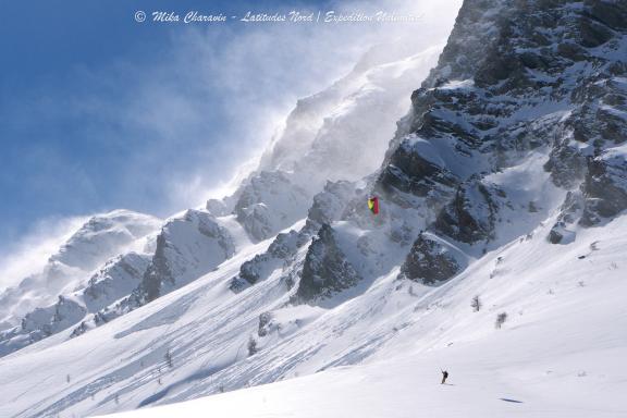 Snowkiteur dans les Hautes-Alpes par vent fort