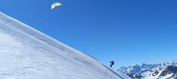 Snowkiteur en montagne en France