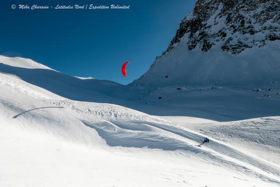 Snowkiteur avec une voile Rouge dans les Hautes-Alpes