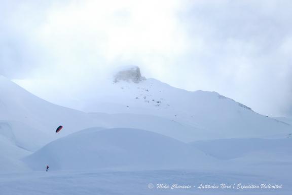 Snowkiteur dans le jour blanc en Hautes-Alpes