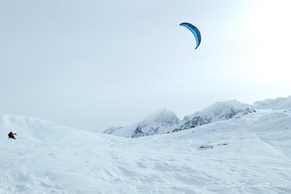 Snowkiteur en Haute montagne dans les Alpes