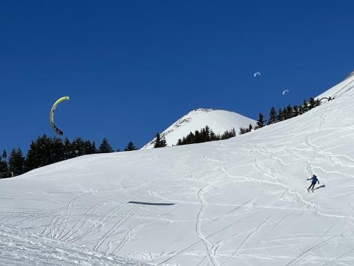 Snowkiteur au col du Lautaret en France