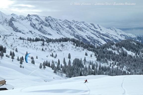 Snowkiteur en freeride dans les Hautes-Alpes