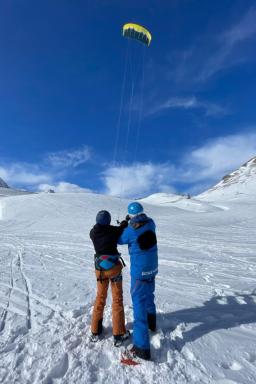 Snowkiter avec son moniteur en France