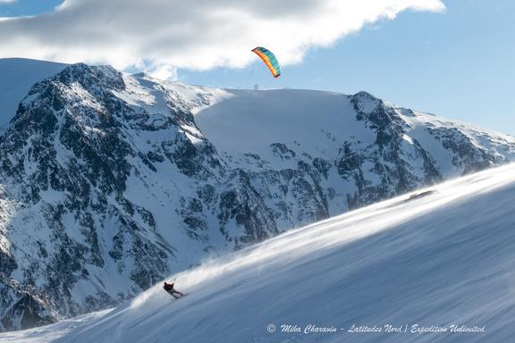 Snowkiteurs dans la tempête dans les Hautes-Alpes