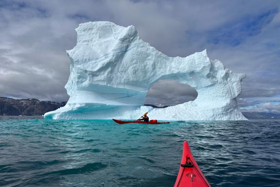 Kayakiste devant un Iceberg au Groenland