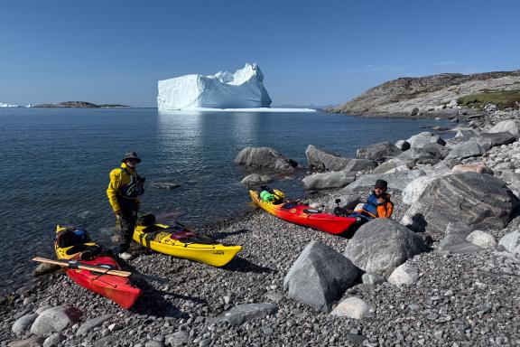 Kayakistes à la Pause sur une Plage au Groenland