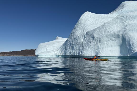 Kayakiste le long d'un Iceberg au Groenland