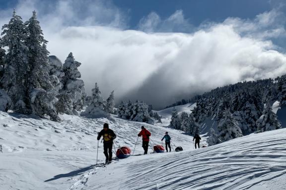 Entraînement à ski et pulka face à la mer de nuages dans le Parc Jura vaudois