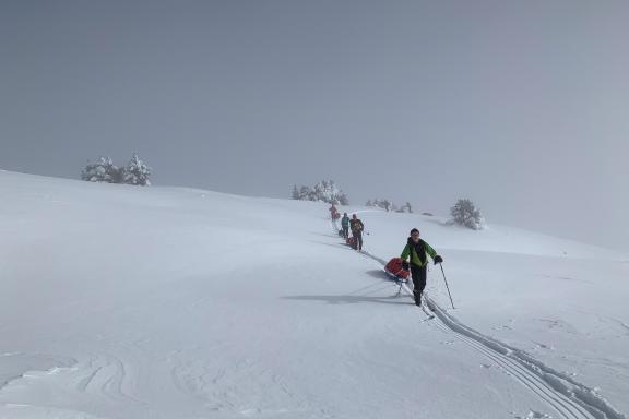 Stage de préparation aux expéditions polaires lors de la montée dans le brouillard à la Combe des Amburnex