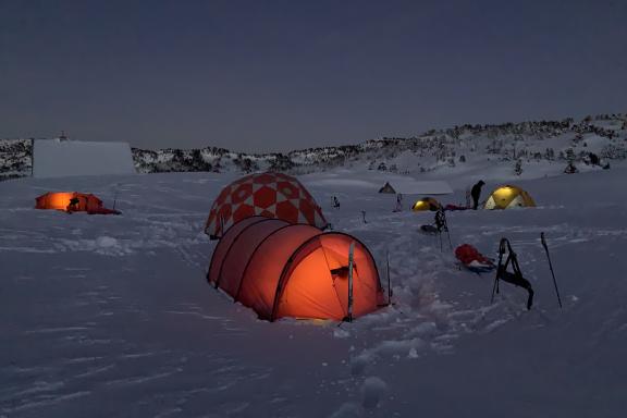 Nuit sous tentes éclairées au bivouac de la Combe des Amburnex
