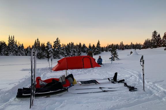 Campement au crépuscule installé près du Col du Marchairuz