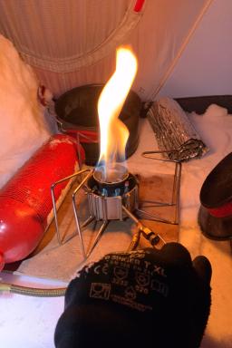 Initiation au bivouac hivernal avec allumage du réchaud multi-combustible au Col du Marchairuz