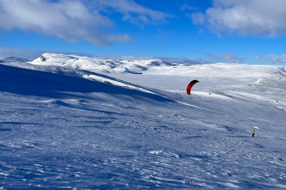 Apprentissage du snowkite avec étendue blanche du Hardangervidda plateau