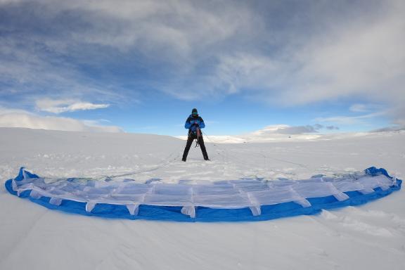 Aventure avec un guide snowkite lors du déploiement de voile sur le plateau du Hardangervidda