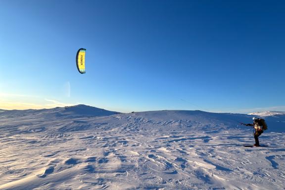 Découverte snowkite avec voile dorée au lever du jour dans le Sud de la Norvège hiver