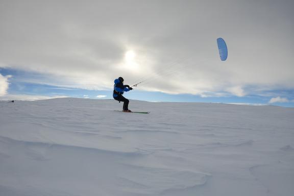 Virée en snowkite avec glisse à contre-jour près du lac de Finsevatnet