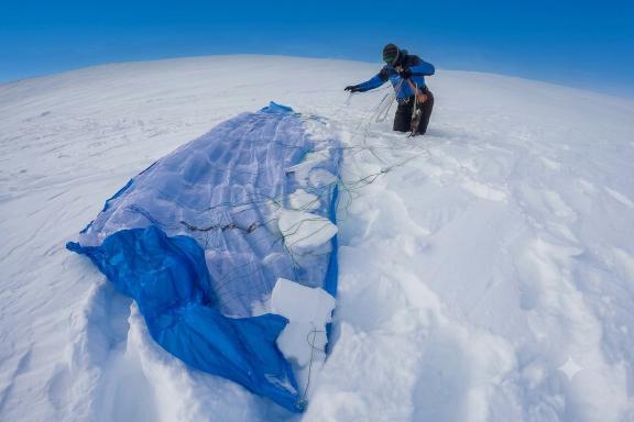 Initiation avec un spécialiste snowkite Norvège lors du pliage de voile sur le glacier du Hardangerjökulen