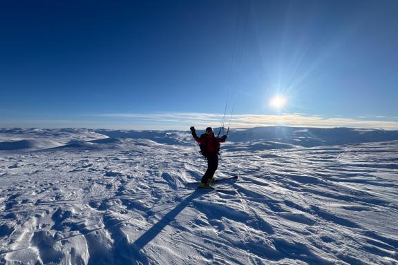 Session de snowkite sur le plateau du Hardangervidda, aux portes du Skarvheimen