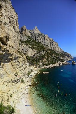 Voyage d'aventure et navigation près de falaises à Marseille