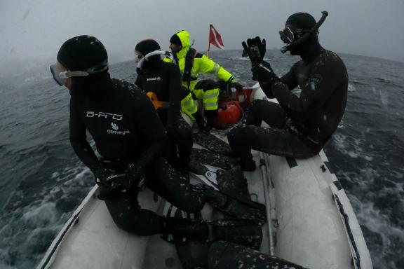 Plongeurs dans le zodiac sous la neige