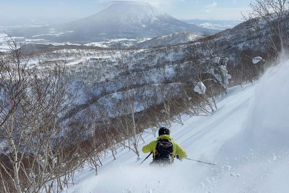 Ski freeride face au volcan Yōtei dans la poudreuse de Niseko