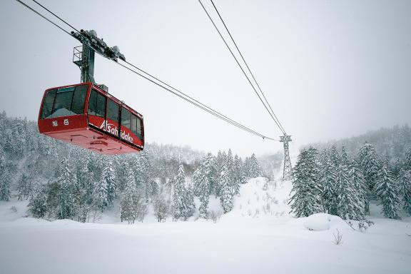 Expédition à ski avec le téléphérique d’Asahidake dans le parc de Daisetsuzan