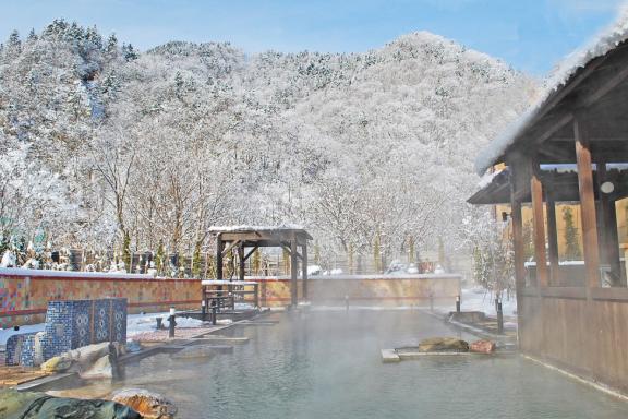 Voyage ski et bain thermal onsen dans les montagnes enneigées d’Hokkaido