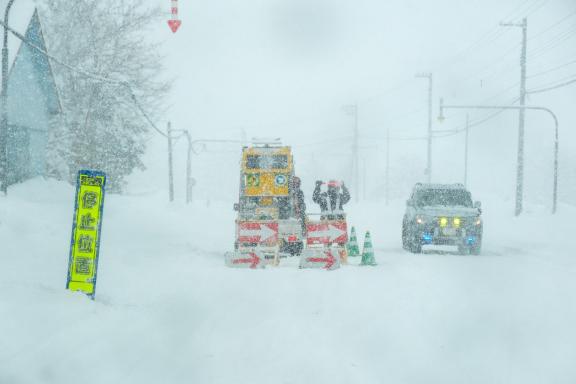 Exploration hivernale sous la tempête de neige sur l’île d’Hokkaido