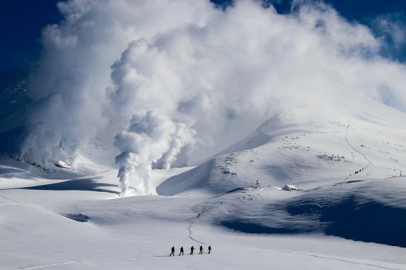 Ski de randonnée près des fumerolles volcaniques d’Asahidake au Japon