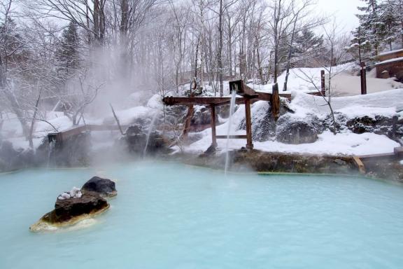 Détente dans un bain thermal d’Hokkaido, bain chaud japonais au milieu de la neige