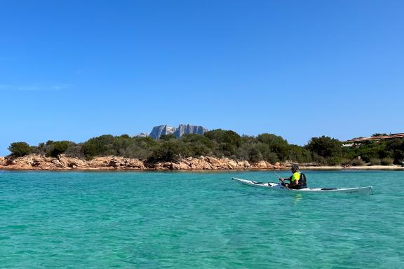 Expédition en kayak de mer vers une crique turquoise sur la côte nord-est de la Sardaigne en Italie