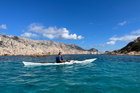 Navigation en kayak de mer sous les falaises de Tavolara sur la côte nord-est de la Sardaigne