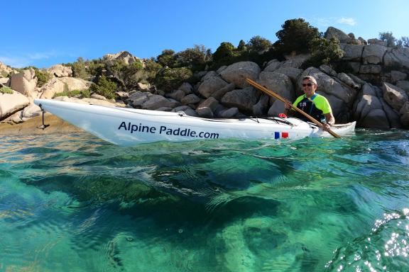 Voyage nature en kayak de mer dans les eaux cristallines de l’archipel de La Maddalena en Sardaigne