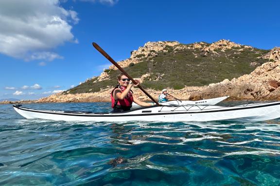 Expédition en kayak de mer le long des côtes rocheuses de la Sardaigne entre granites et eaux turquoise