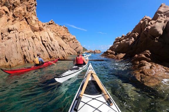 Navigation en kayak de mer dans un passage granitique de l’archipel de La Maddalena en Italie