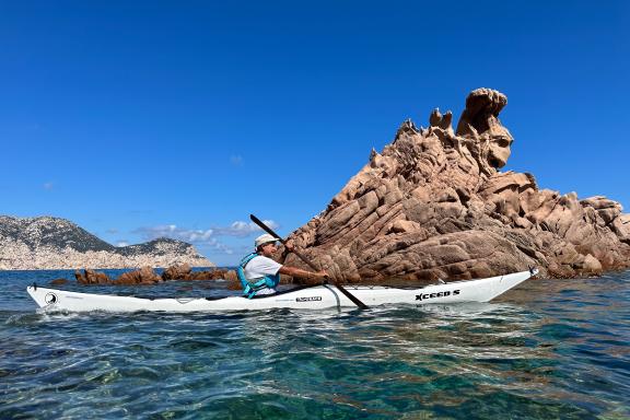 Kayak de mer au pied des rochers sculptés par le vent dans l’archipel de La Maddalena en Sardaigne